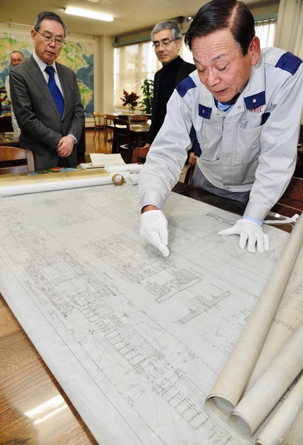 「イースタンソルジャー号」の設計図について説明する山上和政取締役（右）と、聞き入る金子直三さん（中央）ら＝相生市相生、ＪＭＵアムテック（撮影・中西幸大）