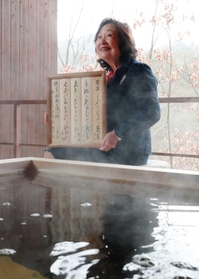 金子直吉が晩年に詠んだ句の短冊を手にする銀水荘兆楽の女将、當谷泰子さん。「私利私欲がない金子さんは、商売の神様のよう」と話す＝神戸市北区有馬町（撮影・大山伸一郎）