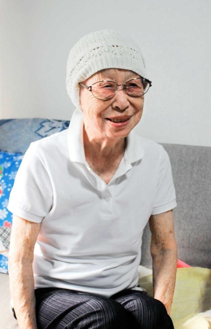 戦中の日常を振り返る山根ミヤ子さん＝神戸市長田区雲雀ケ丘２