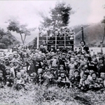 終戦直後にあった収穫祭。戦死した遺族の子どもだけがジャングルジムに乗れた（提供写真）