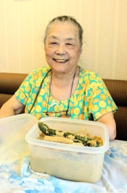 自家製のぬか床を見せながら、疎開先での思い出を語る大西豊子さん＝神戸市内