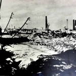 １９４５年８月、空襲直後の市街地の様子（白鹿記念酒造博物館提供）