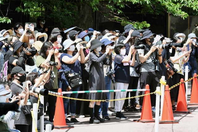 最後の姿を写真に収めようとカメラを構える来園者（２０２０年７月２日）