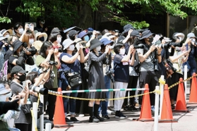 最後の姿を写真に収めようとカメラを構える来園者（２０２０年７月２日）
