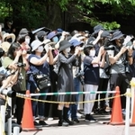 最後の姿を写真に収めようとカメラを構える来園者（２０２０年７月２日）