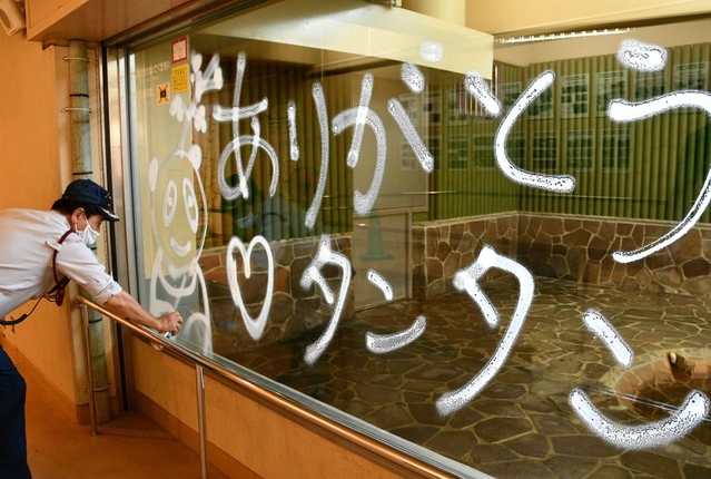 クリーナー剤でタンタンへの思いを記す沢田純一さん＝神戸市立王子動物園