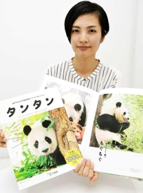 「写真を選びながら思わず笑顔になりました」と話す関沙綾子さん＝神戸市中央区浪花町