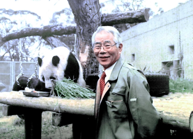 園長を退任前、タンタンと記念撮影する大久保建雄さん。「額に入れ、自室に大事に飾っています」＝２００５年（本人提供）