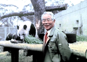 園長を退任前、タンタンと記念撮影する大久保建雄さん。「額に入れ、自室に大事に飾っています」＝２００５年（本人提供）