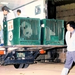 中国から王子動物園に到着したコウコウ（左）とタンタン＝２０００年７月（同園提供）