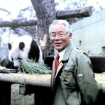 園長を退任前、タンタンと記念撮影する大久保建雄さん。「額に入れ、自室に大事に飾っています」＝２００５年（本人提供）