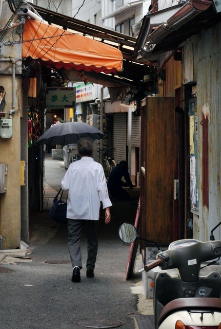 狭い路地に店舗がひしめき合う塩屋地区の商店街＝垂水区塩屋町
