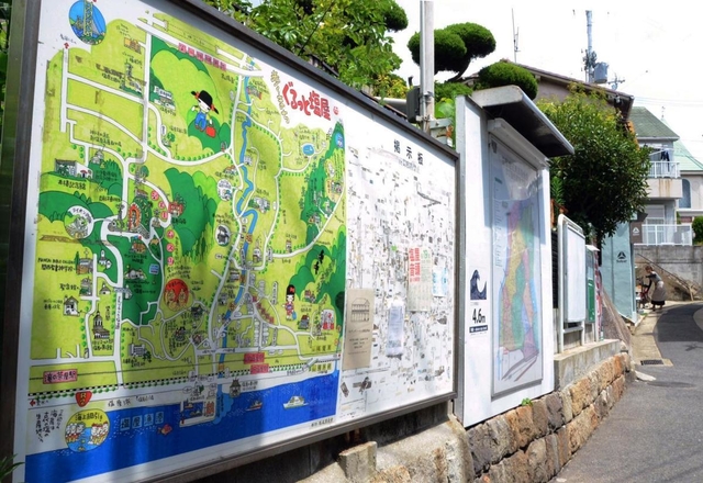 ＪＲ塩屋駅を下りると、塩屋のまちが一目で分かるイラストの看板が出迎えてくれる＝神戸市垂水区塩屋町３