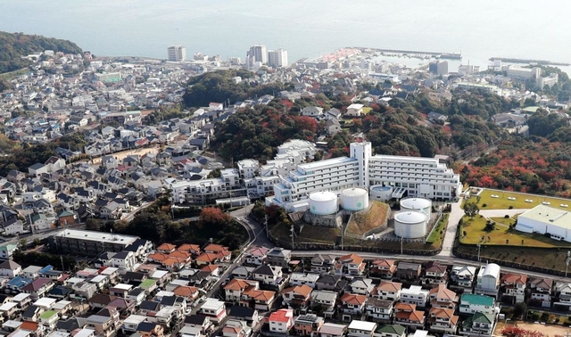 住宅街が広がる塩屋地区。海と緑が隣接する住環境だ（垂水区塩屋町上空から撮影）