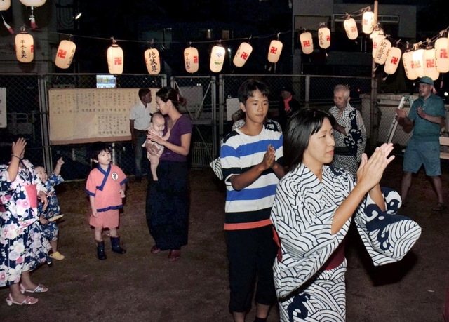 太鼓やお囃子のリズムに合わせ、地元住民らが次々に踊りの輪に加わった＝２４日夜、塩屋町東市民公園