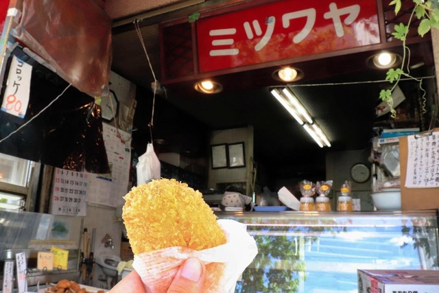 開店当初から人気商品だったという、ミツワヤのコロッケ＝８月２３日午後３時１８分、神戸市垂水区塩屋町３