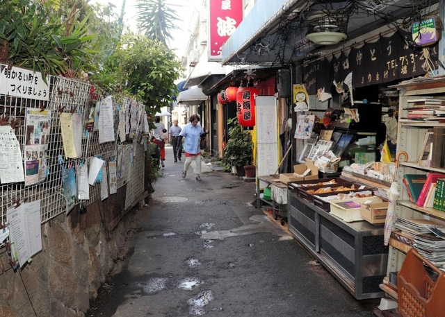 狭い小径に店が連なる商店街のメインストリート＝神戸市垂水区塩屋町３