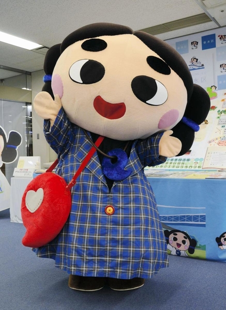 神戸タータン柄の衣装を身にまとい、ポーズをつくるごしきまろ＝神戸市垂水区日向１、垂水区役所