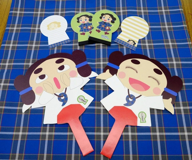 イベントなどで配布されるうちわやメモ帳