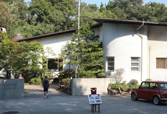 塩屋カントリークラブの正面玄関。奥は一般開放されているレストラン＝神戸市垂水区塩屋町７（撮影・辰巳直之）