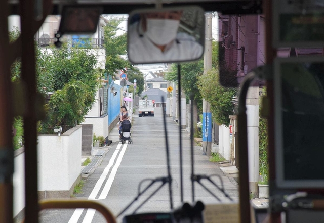 「本当にバスが通れるの？」とハラハラする一方通行道路。ベビーカーを押す住民の姿も＝神戸市垂水区歌敷山２