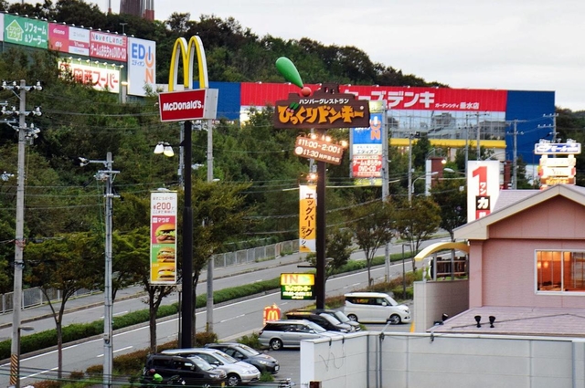 ずらりと並ぶロードサイド店＝垂水区舞多聞東１