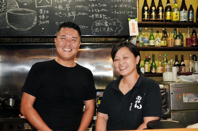 居酒屋を開いて１０年目を迎えた本田清彰さん（左）、薫さん夫婦。どの世代からも「おとん、おかん」と呼ばれる＝垂水区星が丘１