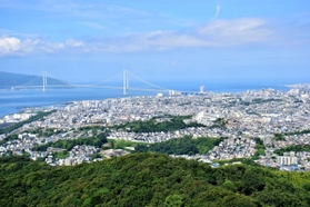 海と空、淡路島へと架かる橋、そして多くの坂が織りなす神戸市垂水区南部（同市須磨区の鉢伏山から撮影）
