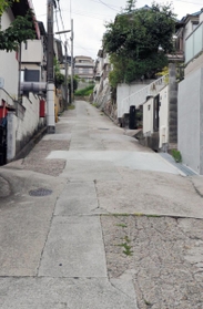 細い道路に急な坂道が続く住宅街＝垂水区塩屋町