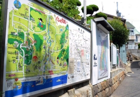 ＪＲ塩屋駅を下りると、塩屋のまちが一目で分かるイラストの看板が出迎えてくれる＝神戸市垂水区塩屋町３