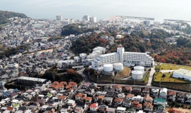 住宅街が広がる塩屋地区。海と緑が隣接する住環境だ（垂水区塩屋町上空から撮影）