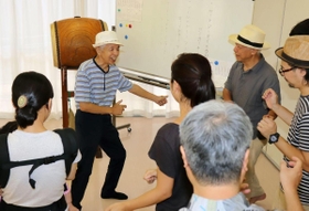 本番に向け、北川さんの指導を受けて練習する参加者ら（撮影・吉田みなみ）＝神戸市垂水区塩屋町４