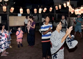 太鼓やお囃子のリズムに合わせ、地元住民らが次々に踊りの輪に加わった＝２４日夜、塩屋町東市民公園