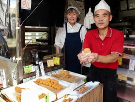 数種類ある揚げ物の中でも、コロッケは不動の人気商品だ＝ミツワヤ