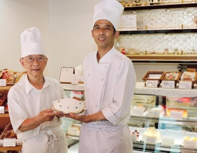 ２代目店長の三輪貴志さん（右）とボストンを考案した初代店長の益行さん＝ペリーヌ