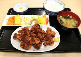 「食堂しろちゃん」の唐揚げ定食=神戸市垂水区塩屋町３