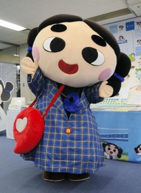 神戸タータン柄の衣装を身にまとい、ポーズをつくるごしきまろ＝神戸市垂水区日向１、垂水区役所