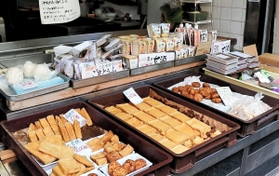 店の前にずらりと並ぶ自慢の豆腐＝神戸市垂水区塩屋町