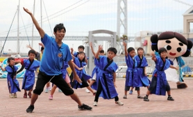 元気いっぱい踊る子どもたち＝マリンピア神戸