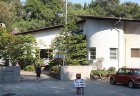塩屋カントリークラブの正面玄関。奥は一般開放されているレストラン＝神戸市垂水区塩屋町７（撮影・辰巳直之）