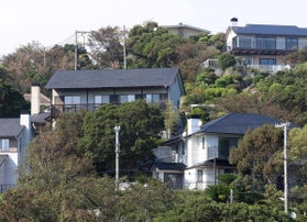 敷地内に３７戸が建つ外国人専用住宅。暖炉を使うため煙突を備えた住宅が目立つ＝神戸市垂水区塩屋町７（撮影・辰巳直之）