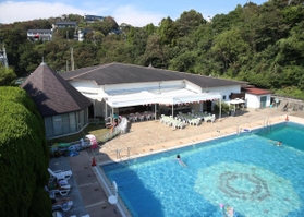 緑にあふれる敷地内にはプールもある＝神戸市垂水区塩屋町７（撮影・辰巳直之）