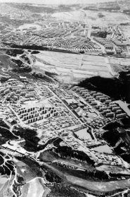 入居が始まった１９６５年ごろの多聞団地（手前）。奥には明舞団地も建設されている（垂水区役所提供）