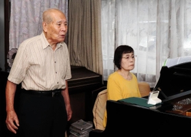 妻陽子さんの伴奏で練習に励む陰山恭道さん（左）＝神戸市垂水区