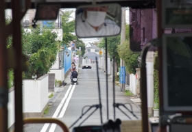 「本当にバスが通れるの？」とハラハラする一方通行道路。ベビーカーを押す住民の姿も＝神戸市垂水区歌敷山２
