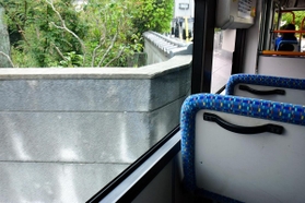 １系統「一番の難所」である歌敷山中学校付近の曲がり角。民家の壁と車体との間はわずか数センチ＝神戸市垂水区歌敷山２