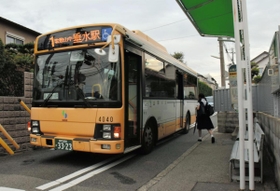 道幅が狭いため、中型のバスが使用されている１系統の路線＝神戸市垂水区霞ケ丘６
