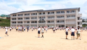 休み時間に校庭で遊ぶ舞多聞小学校の児童＝垂水区舞多聞西５