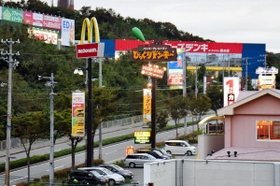 ずらりと並ぶロードサイド店＝垂水区舞多聞東１