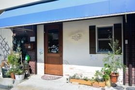 ドアに書かれた店名が何とも心穏やかになる＝神戸市垂水区舞子台８